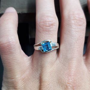 Size 7.5 Sterling Silver Square Cut Blue Topaz Gem Ring